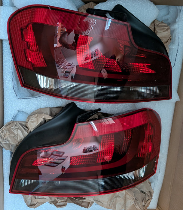 BMW Genuine E82 E88 Euro Spec Black-Line Basic Taillight Pair 63212225381 New