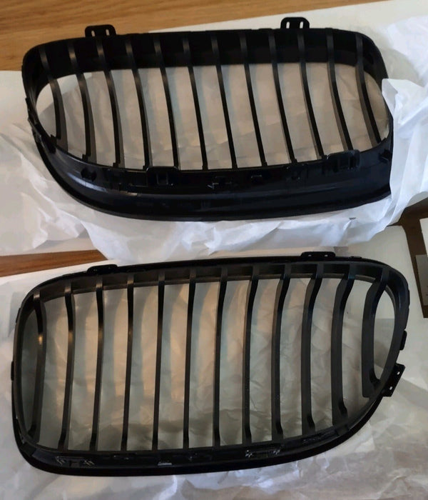 BMW OEM E90/E91 LCI 3 Series Sedan/Touring Gloss Black Front Grille Pair 2009-12